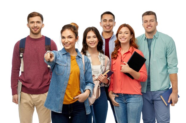 groupe d'étudiants avec des livres et des sacs scolaires