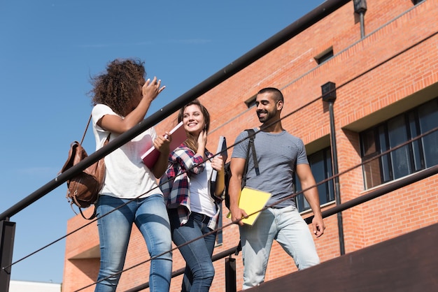 Photo groupe d'étudiants marchant sur le campus de l'école