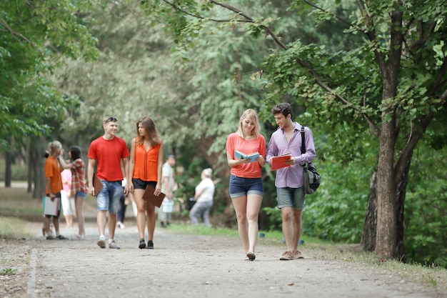 Groupe d'étudiants marchant ensemble dans le parc.