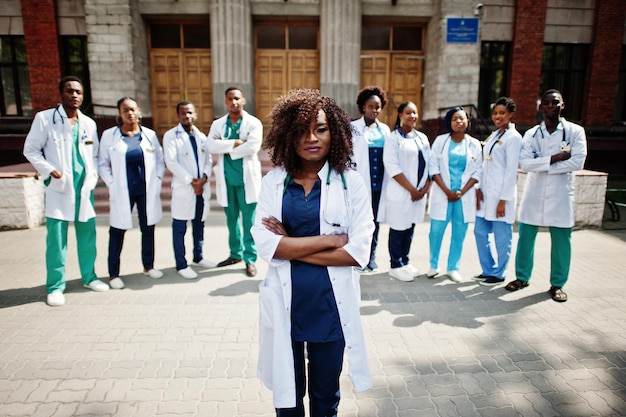 Groupe d'étudiants en médecine africains près de l'université de médecine en plein air