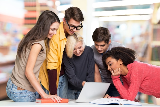 Groupe d'étudiants avec ordinateur à la leçon en classe