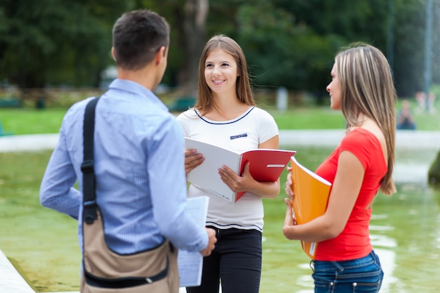 Groupe d'étudiants parlant en plein air