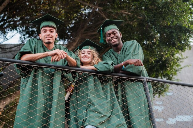 Un groupe d'étudiants récemment diplômés heureux et célébrant leur succès étudiant maître d'éducation