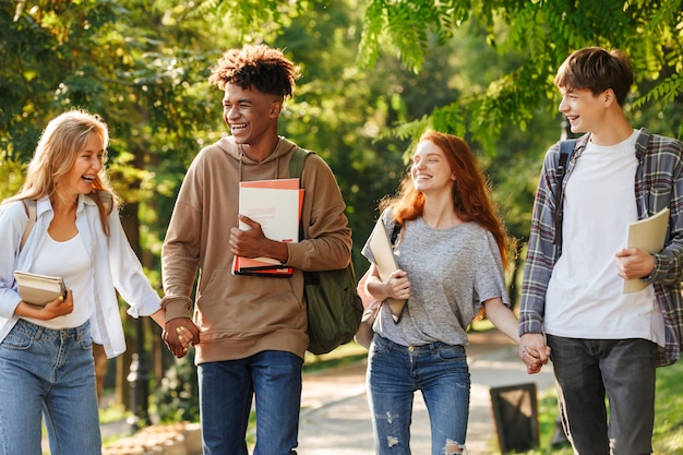 Groupe d'étudiants rieurs marchant sur le campus