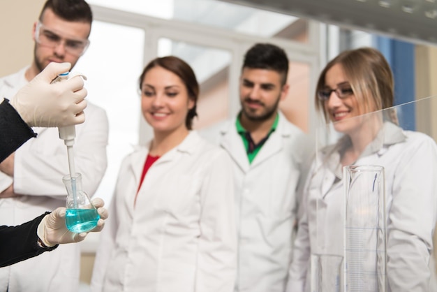 Groupe d'étudiants scientifiques effectuant des recherches avec un enseignant dans un environnement de laboratoire Leçons d'apprentissage en classe Obtenir de l'aide et du soutien