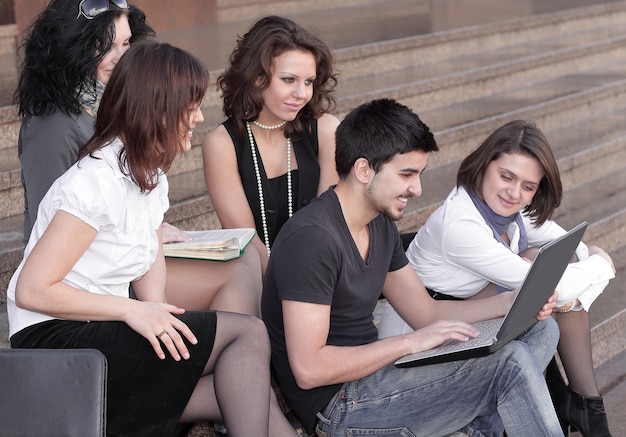 Groupe d'étudiants se préparant aux tests à l'aide d'un ordinateur portable