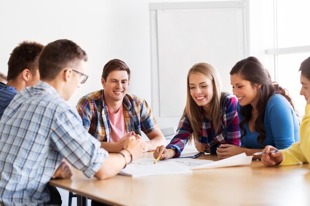 un groupe d'étudiants souriants se rencontrant à l'école