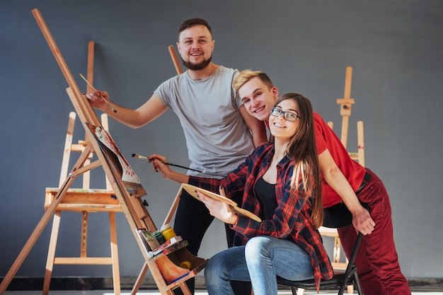 Groupe d'étudiants en train de peindre pendant des cours d'art