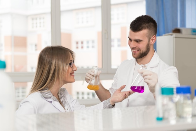 Groupe d'étudiants travaillant au laboratoire