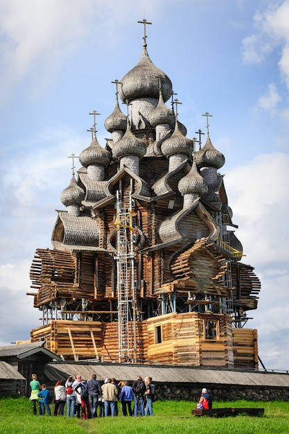 Groupe d&#39;excursions en train de reconstruire une église en bois de Kiji