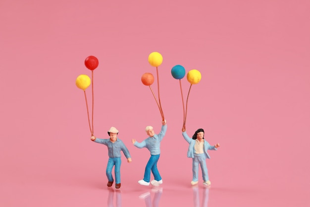 un groupe de famille heureuse s&#39;amuse et tient le ballon