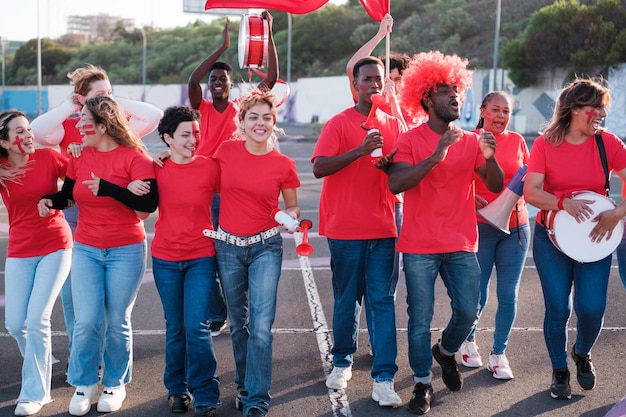 Groupe de fans applaudissant ensemble pour que leur équipe sportive réussisse Concept fun sports animation fans de football