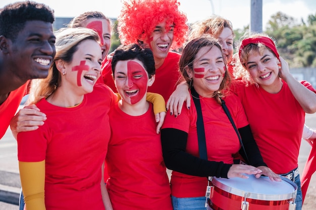 Un groupe de fans célébrant les succès de leur équipe s'amuse ensemble