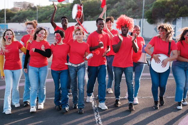 Groupe de fans d'une équipe acclamant leurs couleurs avant de commencer la compétition Sport de soutien Concept Cheer