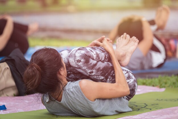 Groupe de femme asiatique, faire du yoga ou de l&#39;exercice dans le parc