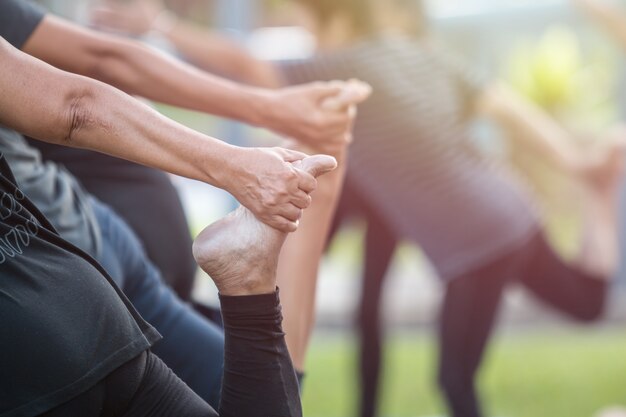 Groupe de femme asiatique, faire du yoga ou de l&#39;exercice dans le parc