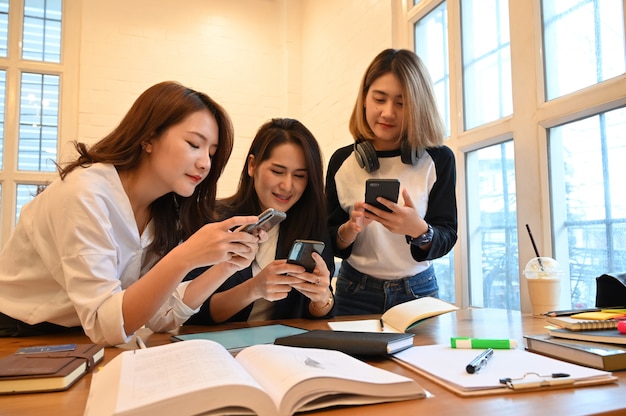 Groupe De Femme Avec Les Smartphones