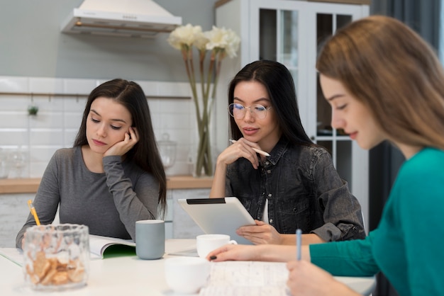 Groupe de femmes adultes travaillant ensemble