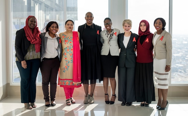 Un groupe de femmes d&#39;affaires a un anotehldine o