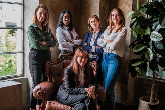 Groupe de femmes d'affaires de différentes cultures représentant ensemble l'autonomisation des femmes