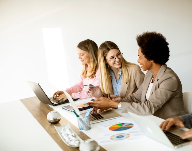 Groupe de femmes d'affaires multiethniques travaillant ensemble au bureau