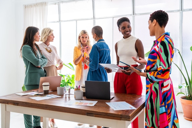 Photo groupe de femmes d'affaires se réunissant au bureau