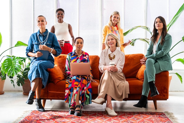 Photo groupe de femmes d'affaires se réunissant au bureau