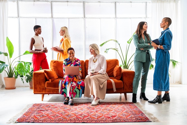 Photo groupe de femmes d'affaires se réunissant au bureau