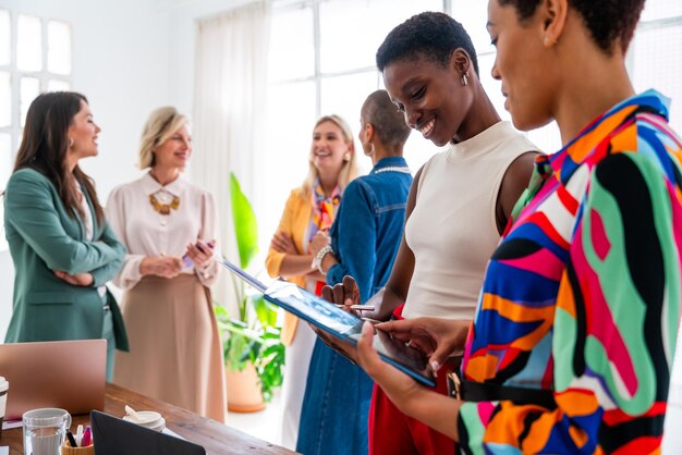 Photo groupe de femmes d'affaires se réunissant au bureau