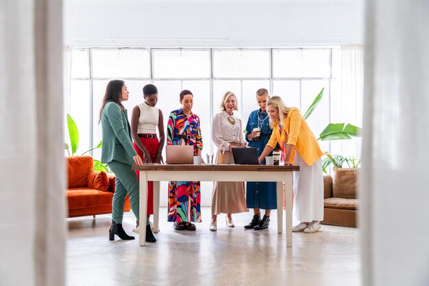 Photo groupe de femmes d'affaires se réunissant au bureau