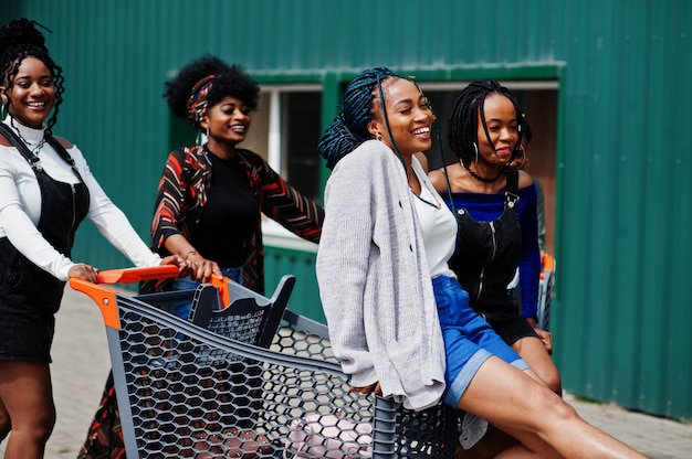 Groupe de femmes afro-américaines avec panier d'achat