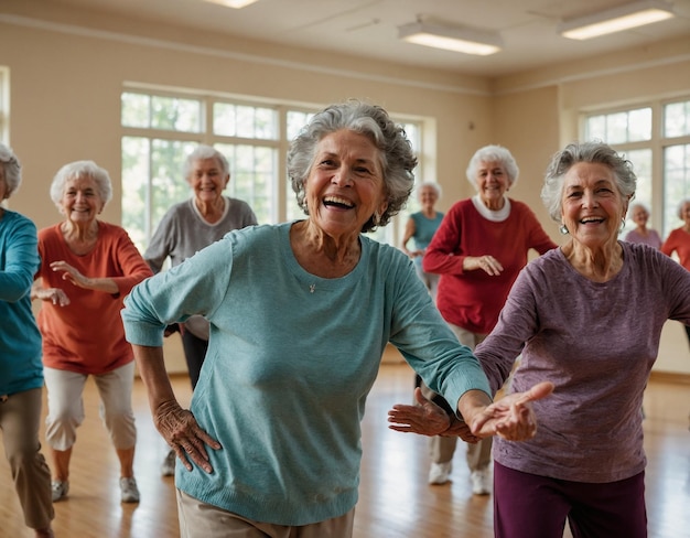 un groupe de femmes âgées dansent dans un gymnase