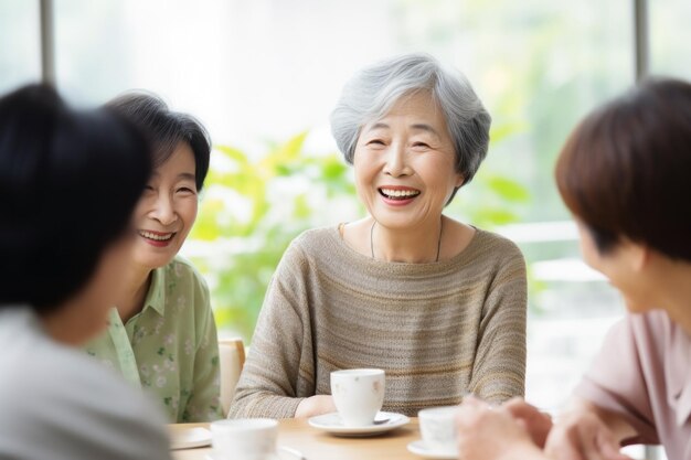 Un groupe de femmes âgées heureuses se rencontrent au café.