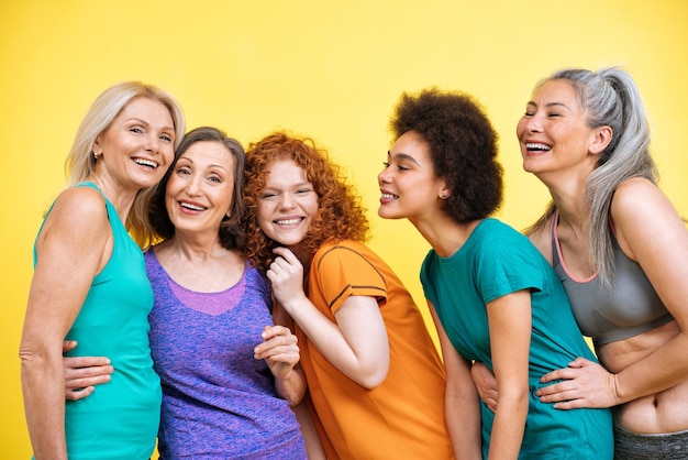 Groupe de femmes de corps, d'âge et d'ethnie différents faisant du sport. Modèles féminins portant des tenues de sport s'amusant à la salle de sport. Concept sur la positivité corporelle, l'acceptation de soi et le mode de vie