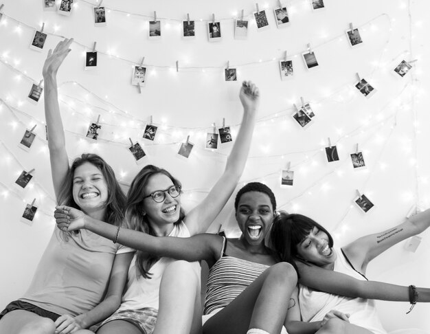 Un Groupe De Femmes Diverses Assis Sur Le Lit Ensemble