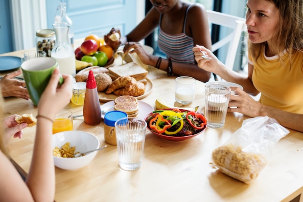 Groupe de femmes diverses prenant leur petit déjeuner ensemble