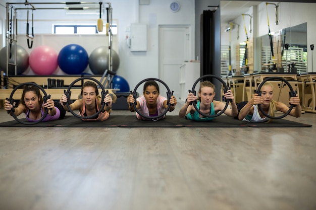 Groupe de femmes en forme exerçant avec anneau de pilates