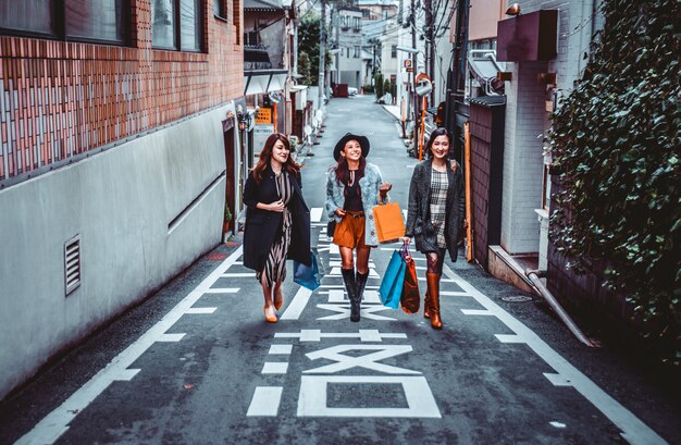 Groupe de femmes japonaises passant du temps à Tokyo, faisant du shopping dans différents quartiers de la ville