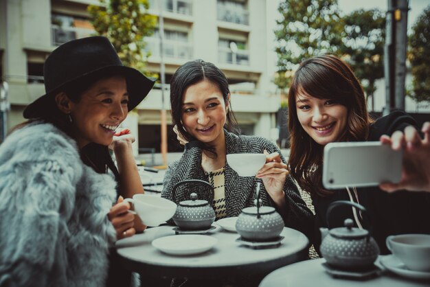 Groupe de femmes japonaises passant du temps à Tokyo