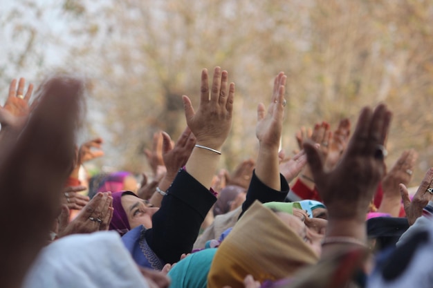 Photo groupe de femmes lors d'un rassemblement religieux à srinagar, au cachemire