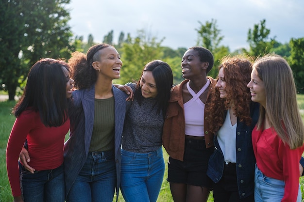 Groupe de femmes marchant ensemble s'embrassant et se liant