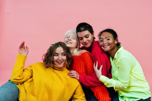 Groupe de femmes multiethniques avec différents types de peau posant ensemble en studio Concept sur le corps