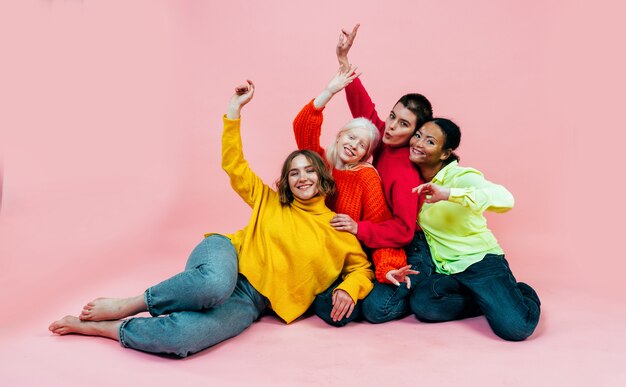 groupe de femmes multiethniques avec différents types de peau posant ensemble en studio