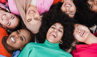 Groupe de femmes multiethniques s'amusant ensemble au parc de la ville concept d'amitié et de diversité féminine
