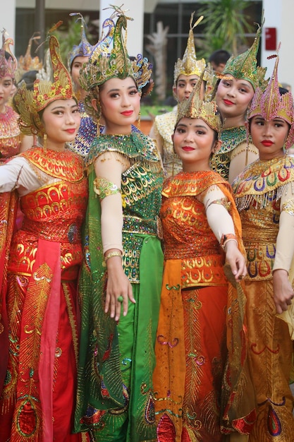 un groupe de femmes portant des costumes colorés avec le mot « la » sur le devant.