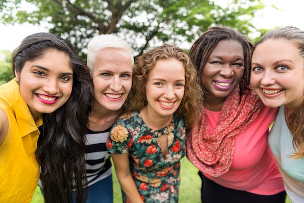 Groupe de femmes socialiser le concept de bonheur de travail d&#39;équipe