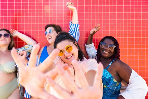 Groupe de femmes de taille plus avec des maillots de bain à la plage