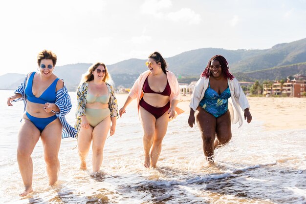 Groupe de femmes de taille plus avec des maillots de bain à la plage