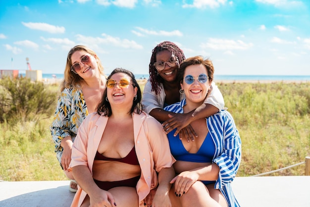 Groupe de femmes de taille plus avec des maillots de bain à la plage