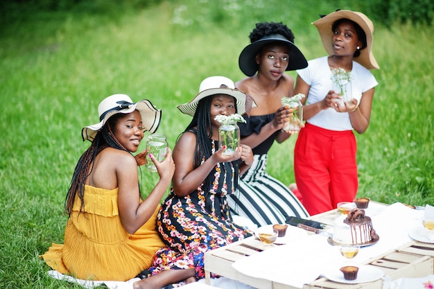 Groupe de filles afro-américaines célébrant la fête d'anniversaire en plein air avec décor.